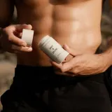 Дезодорант с ароматом сандалового дерева и ветивера Salt And Stone Deodorant, 75 г — фото 5