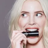 Макияж для лица - Крем-праймер "Гладкая кожа" Nudestix Nudies Tinted Blur Stick, оттенок Deep 9 — фото 2