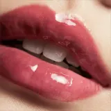 Блеск для губ с маслом ши Fenty Beauty Mini Gloss Bomb Universal Lip Luminizer, 5.5 мл, оттенок Riri — фото 3