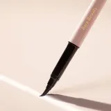 Лайнер в жидкой форме Rare Beauty Perfect Strokes Matte Liquid Liner, 0.9 мл, оттенок Brown — фото 1