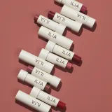 Помада для губ "Магия цвета" ILIA Balmy Tint Hydrating Lip Balm, 4.4 г, оттенок Memoir — фото 4