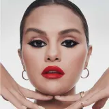 Помада для губ "Красный поцелуй" Rare Beauty Kind Words, 0.4 г, оттенок Devoted — фото 4