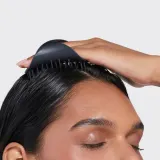 Набор косметики для волос "Шампунь и кондиционер" Tangle Teezer Scalp Exfoliator & Massager, Onyx чёрный — фото 3