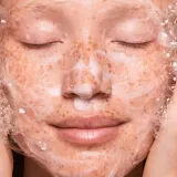 OLEHENRIKSEN Peach Glaze гель для умывания с ниацинамидом 2%, 150 мл — фото 3