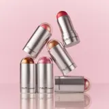 Rem Beauty Melange a Trois кремовые румяна-хайлайтер в стике, 6 г, оттенок tease — фото 4