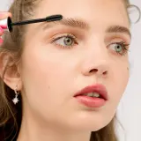 Benefit Cosmetics Pop, Lock and Lash It набор мини-формата: тушь BADgal BANG и гель для бровей 24-HR Brow Setter, 4 г + 3.5 мл — фото 3