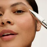 Benefit Cosmetics Dream Sheen Brow Glaze гель для бровей оттеночный с глянцевым финишем 5 мл, оттенок Deep — фото 1
