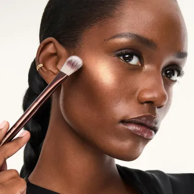Hourglass Highlighter Brush 16 кисть веерная для хайлайтера, 1 шт