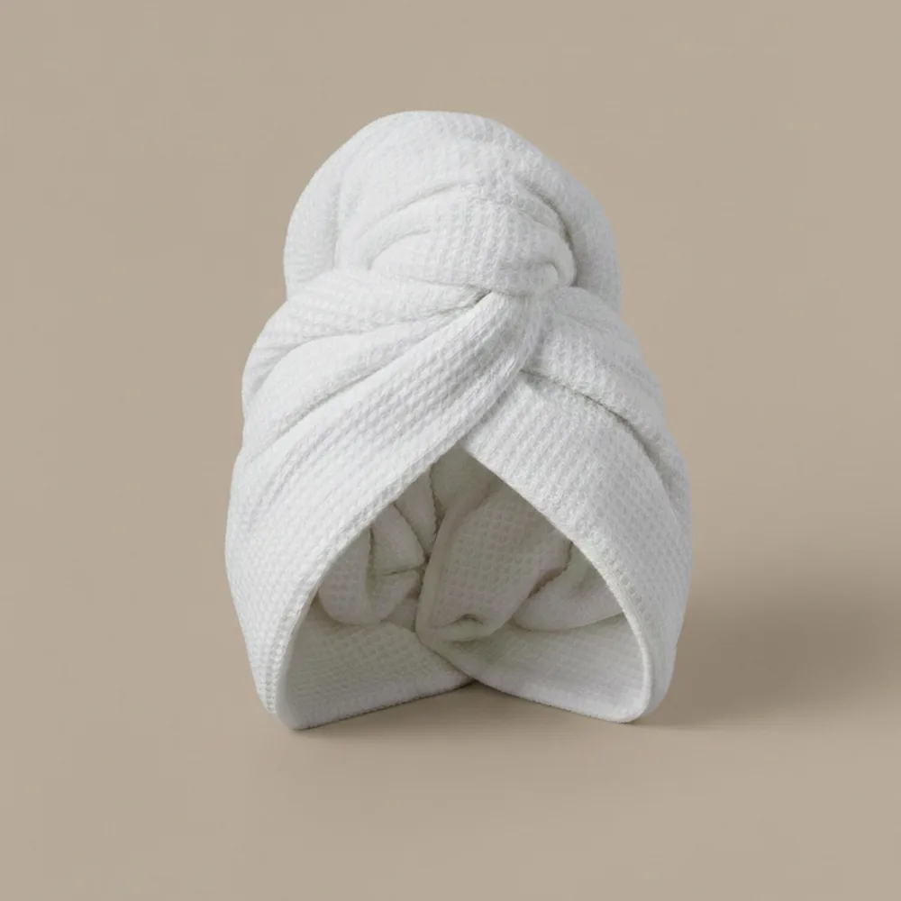 Luare The Hair Hug Towel лёгкое впитывающее полотенце-тюрбан для волос из микрофибры, оттенок Off-white