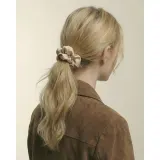 Luare The Midi Scrunchie шелковая резинка для волос оттенок Beige — фото 1