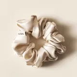 Luare The Midi Scrunchie шелковая резинка для волос оттенок Beige — фото 2