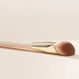 Rare Beauty Liquid Touch Foundation Brush кисть для тонального крема — фото 2