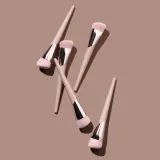 Fenty Beauty Precision Foundation Brush 145 кисть для тонального средства 45 г — фото 1