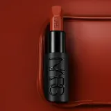 NARS Explicit Lipstick помада для губ сатиновая, оттенок Mischievous — фото 1