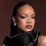 Fenty Beauty Sun Stalk'r Souffle кремовый бронзер прессованный мусс, 15 г, оттенок Hot Fudge — фото 1