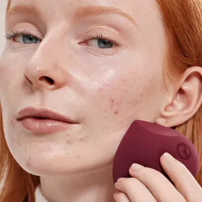 Rare Beauty Soft Touch спонж для растушёвки макияжа Bordeaux