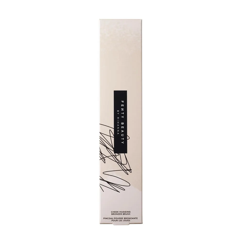 Fenty Beauty Cheek-Hugging Bronzer Brush 190 кисть для бронзера