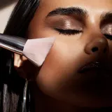 Fenty Beauty Cheek-Hugging Bronzer Brush 190 кисть для бронзера — фото 3