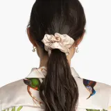 Резинка для волос Almania Scrunchie шёлковая цвета экрю, светлая нейтральная, 1 шт — фото 2