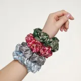 Резинка для волос Almania Scrunchie шёлковая с узором серебряная цепочка, графичный принт, 1 шт — фото 3