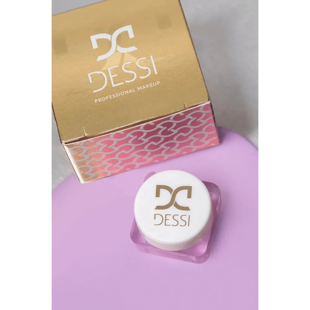 Гелевый лайнер для глаз Dessi Cosmetics Berry Cream 06, цветная стрелка и акцент на губах