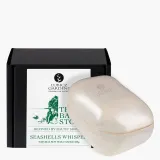 Свеча ароматическая Lubicz Gardens Baltic Stone Seashells Whisper камень, два хлопковых фитиля, сосна и морская соль, около 35 часов, 200 г — фото 1