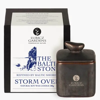 Свеча ароматическая Lubicz Gardens Baltic Stone Storm Over квадратная, деревянный фитиль, зелёные ноты, кардамон и уд, около 28 часов, 180 г