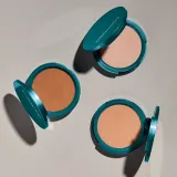Минеральная прессованная пудра-основа Natural Finish SPF20, оттенок Medium Sand Colorescience, 12 г — фото 3