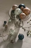 Ёлочное украшение Ferm Living Marble Baubles S, стекло, 5 см, кремовый — фото 2