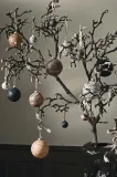 Ёлочное украшение Ferm Living Marble Baubles M, стекло, 9 см, кремовый — фото 3