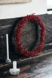 House Doctor Венок декоративный из красных деревянных бусин, дерево манго, 33 x 4 см — фото 3